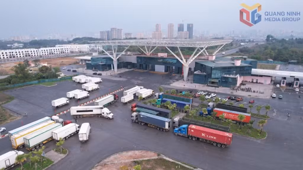 Bustling trade through Mong Cai International Border Gate