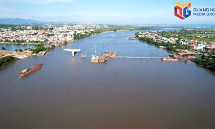 Song Chanh bridge serves as a key transport link connecting the wards on Ha Nam island with Quang Yen ward.