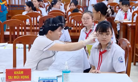 Medical staff from the Cam Pha Ward Health Station conduct health screening checkups for students at Cam Pha Secondary School.