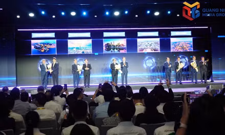Mr. Nguyen Van Cong (far left), Vice Chairman of the Quang Ninh People's Committee, accepts the fourth-place award nationwide for Quang Ninh in the 2026 Provincial Innovation Index (PII) rankings.