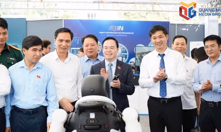 An AI robot is demonstrated at the Quang Ninh Forum on Science, Technology, Innovation and Digital Transformation in September 2026.