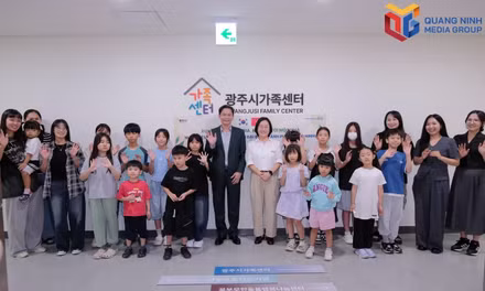 The delegation of municipal departments and agencies from Quang Ninh visits and learns about the operational model of the Gwangju Social Welfare Center in Gyeonggi Province, South Korea.