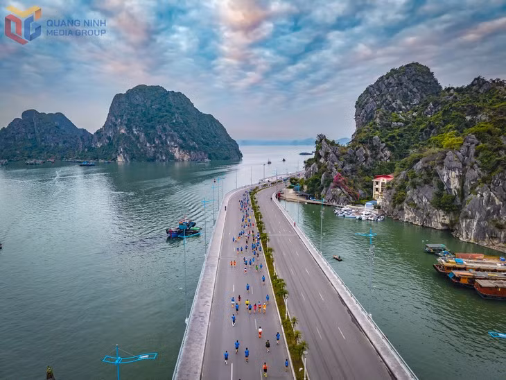 The Ha Long Bay Heritage Marathon route offers athletes a unique running experience amid the spectacular scenery of Ha Long Bay, a World Natural Heritage Site. Photo: Viet Anh.