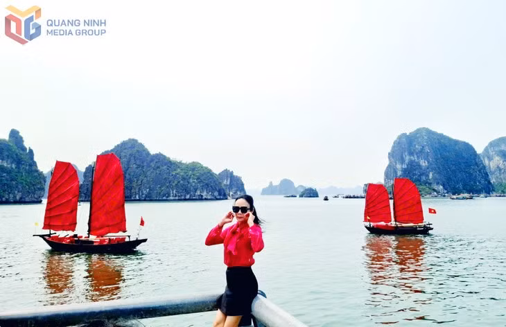 Along the sightseeing route, visitors can disembark at designated stops to explore the scenery before boarding a later cruise.