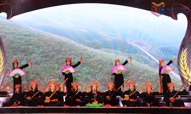 Then melodies of the Tay people in Binh Lieu, Luc Hon and Hoanh Mo communes bring rustic and profound sounds to local festivals. In particular, the Practices of Then by the Tay, Nung and Thai ethnic groups in Vietnam have been inscribed by UNESCO on the Representative List of the Intangible Cultural Heritage of Humanity, further affirming the rich cultural identities of ethnic groups in Quang Ninh province in particular and Vietnam in general.
