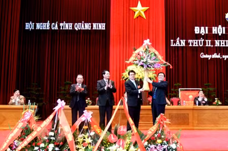 Mr. Nguyen Nhu Hien, Vice Chairman of Provincial Permanent People's Committee gave flowers to Quang Ninh's Provincial Fishery Association 