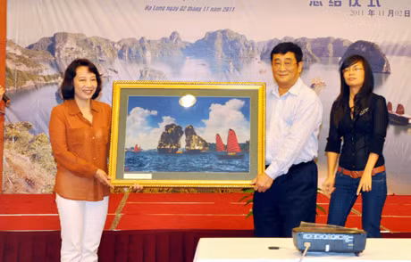 Mrs. Vu Thi Thu Thuy, vice-chairwoman of QNPPC gifted a painting of Ha Long Bay to Mr. Qi jing Sheng- general director of the Wande Group 