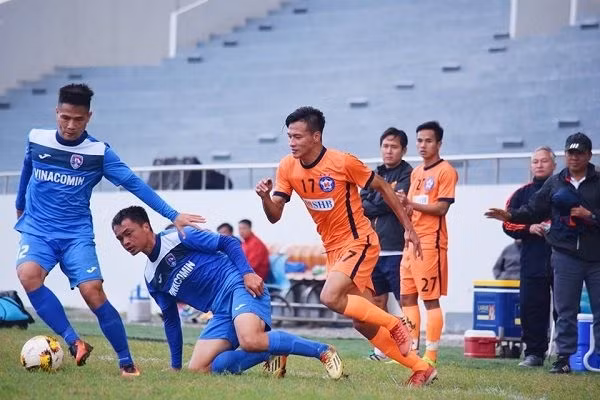  Quang Ninh Coal vs SHB Da Nang in the first round of the Nuti Café V.League 1 at Cam Pha Stadium yesterday. — Photo bongda.com.vn