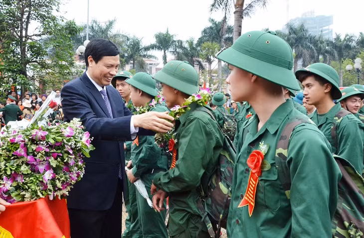 Quang Ninh's Chairman Nguyen Duc Longinquired after and encouraged the new enlistees.