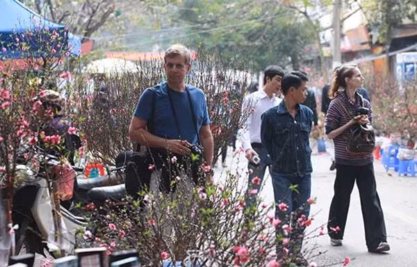 Many foreigners visit the flower market where the more inquisitive can become informed about Vietnamese customs and manners during Tet holiday season.