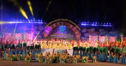 The art performances at the opening ceremony of Hung Kings Temple Festival