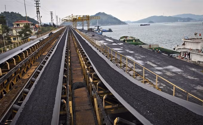 Coal selection at the Cua Ong Coal Company in Quang Ninh Province. — VNA/VNS Photo Trọng Đạt
