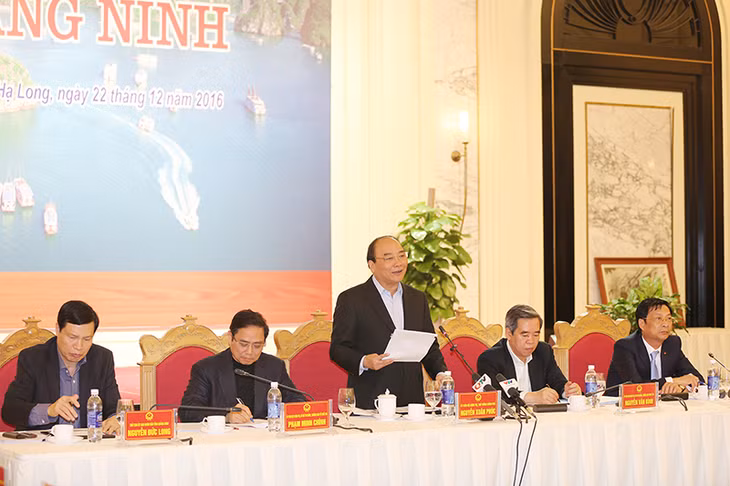 PM Nguyen Xuan Phuc speaks at the working session. (Photo: baoquangninh.com.vn)