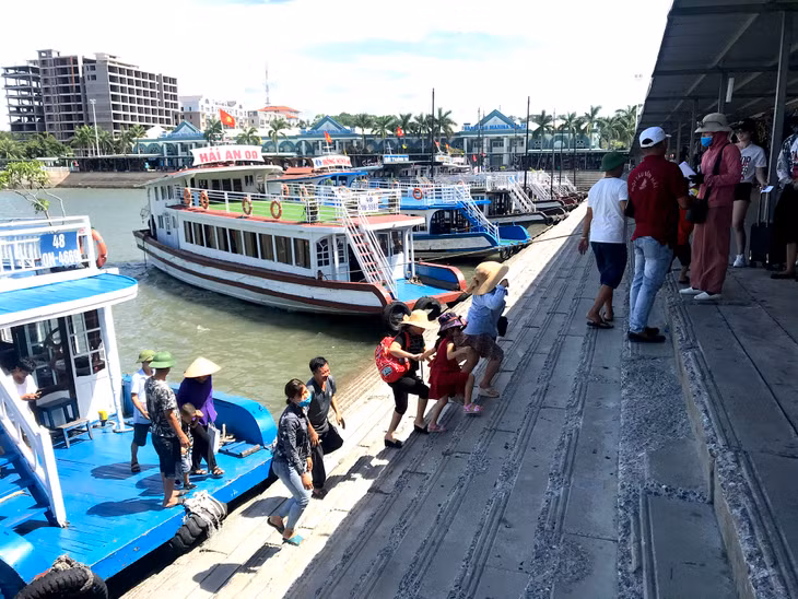Ha Long Bay is among tourists' top choice 