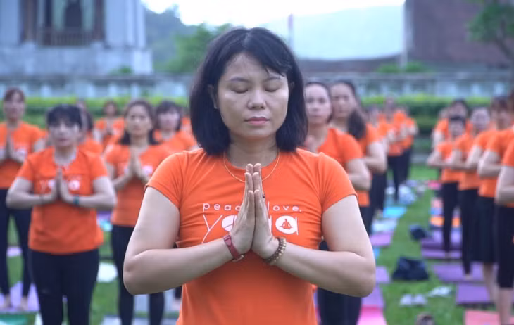 Yoga ensemble at Yen Tu relic site