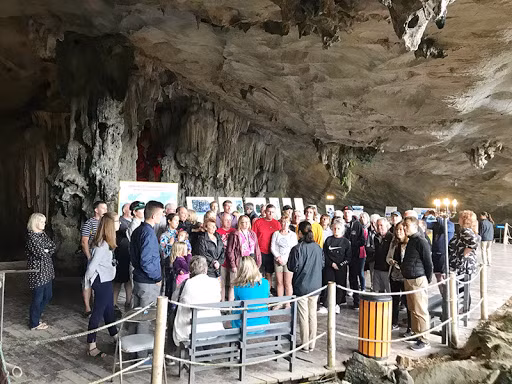 Foreign tourists visited Tien Ong Cave 