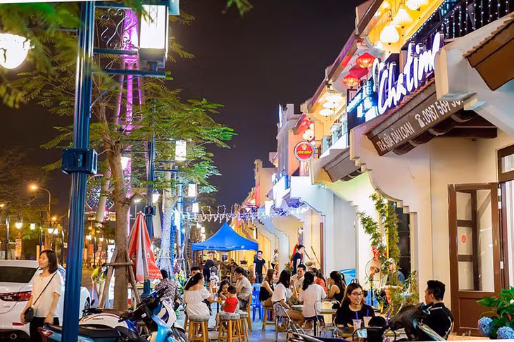 Bai Chay Walking Street with a variety of services such as cuisine, bar and beverage at night leaves a special impression on visitors.
