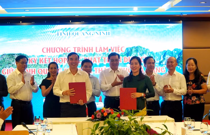 Signing ceremony of Memorandum on tourism development coperation between Quang Ninh province and Da Nang city