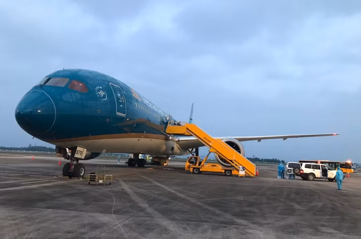 The Airbus flight VN62 bringing 345 Vietnamese citizens from Russia landed at Van Don International Airport on May 13.