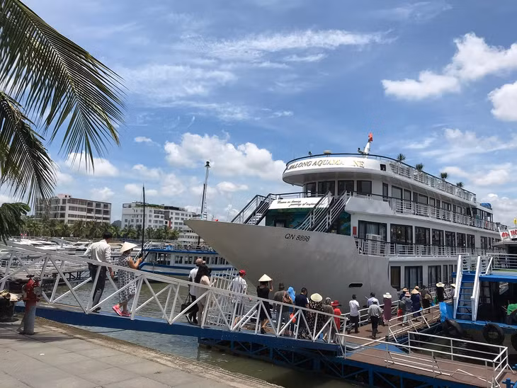 Over-night staying service on Ha Long Bay with unique and high-end tourism products 