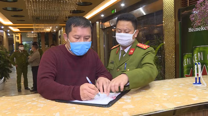 It is required to wear face masks at public places