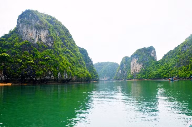 ./ Located in the heart of Ha Long Bay, Southern Bo Hon Island covers a beautiful landscape