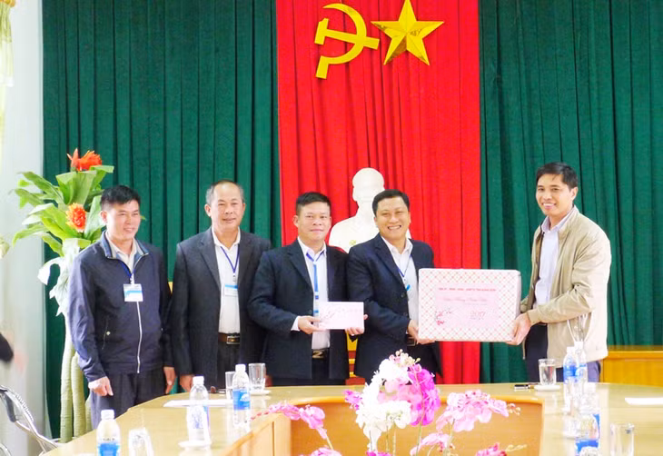 Vice Chairman Vu Van Dien presented Tet gifts to Ba Che district's Party, Government and People.