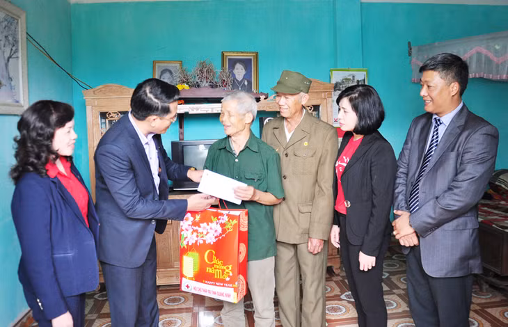 25 Tet gifts were presented to the 25 poor households and AO victims who are living in Hoanh Bo district