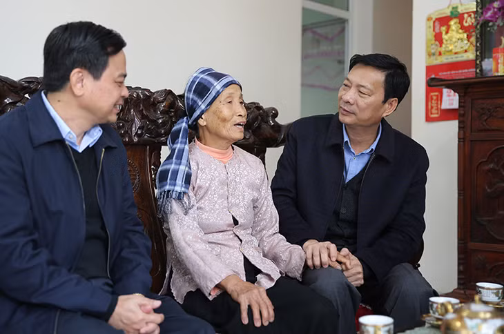 Secretary Nguyen Van Doc visited the Hero Vietnam Mother Pham Thi Chuyen (in Dai Yen Ward).