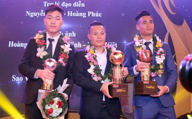 The Golden Ball for 2016 Pham Thanh Luong (in the middle) with the Silver Nguyen Xuan Truong (on the left) and Bronze Ball Vu Minh Tuan (on the right).