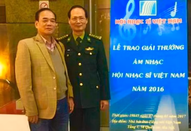 Musicians Do Hoa An (o the left) and Vu Trong Tao at the ceremony.
