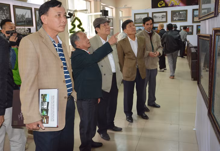 The exhibition attracted many people and photographers to come and enjoy.
