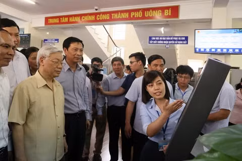 The Party leader visited the Public Administration Center of Uong Bi city.