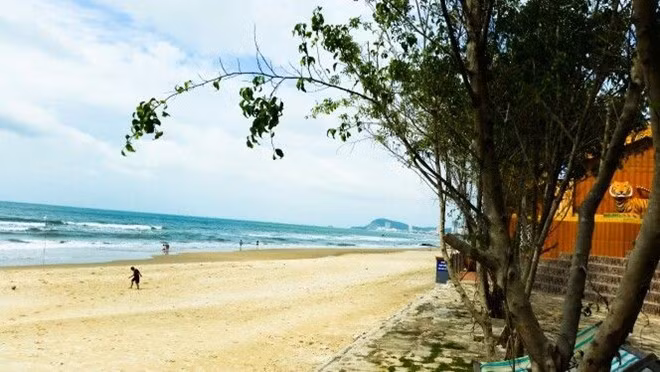  ideal beaches and bays to travel in march hinh 9 Chi Linh Beach in Chi Linh tourism site, around 3km from Vung Tau City in Ba Ria-Vung Tau province