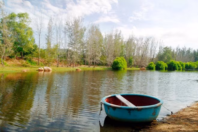  ideal beaches and bays to travel in march hinh 10 Ho Coc is a small beach community located in Ba Ria-Vung Tau province. It is among top 12 Most Unbelievably Cheap Paradises on earth, according to Thrillist.