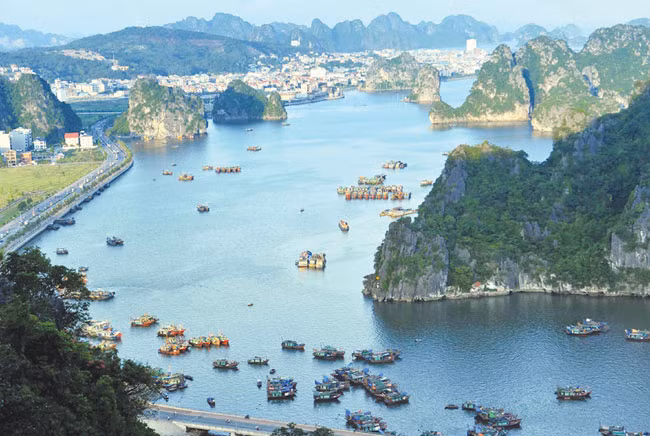 A view of Ha Long Bay in the northern province of Quang Ninh's Ha Long city. The city received the ASEAN Environmentally Sustainable Cities Award for its efforts to handle challenges regarding environmental pollution and climate change. — VNA/VNS Photo Minh Duc