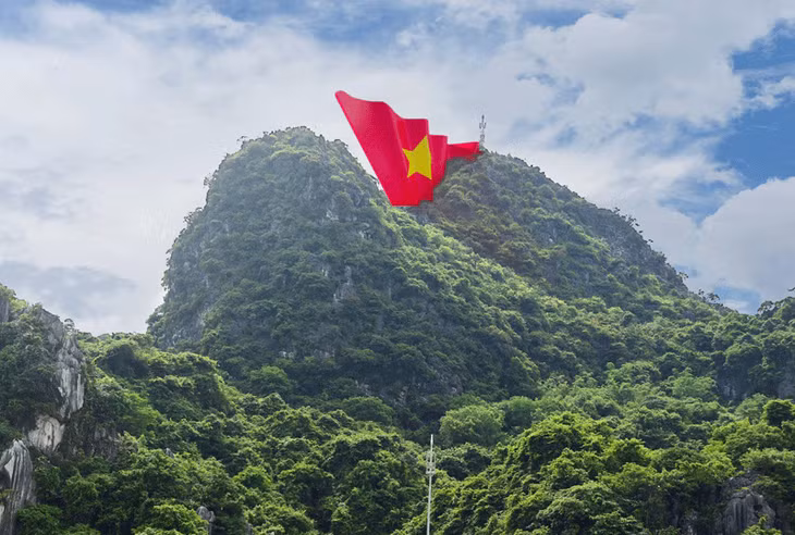 As designed, with an estimated floor area of 960m2, surface area of 2,550m2, the 50m high flag symbol will be built on the Bai Tho mountain. 