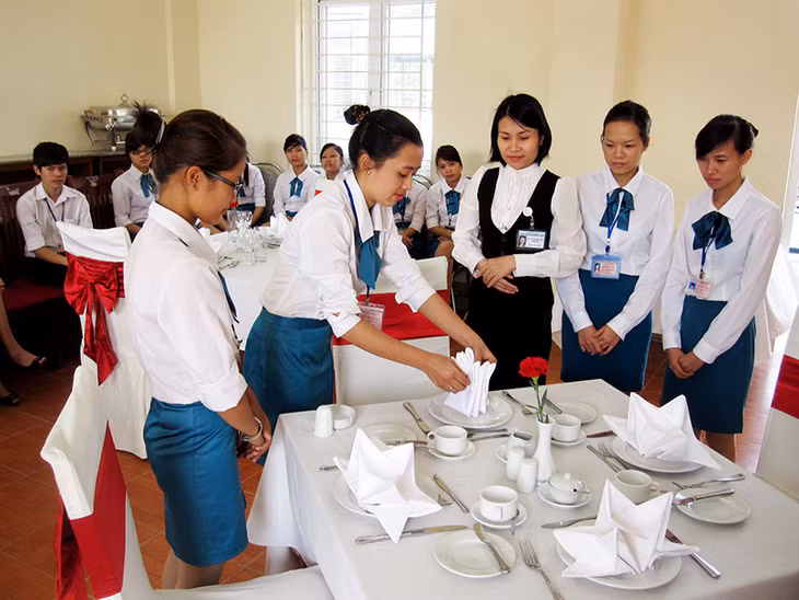 As an ideal place for training service – tourism imajors, the Ha Long University is fully equipped with reception desks, rooms, tables, hotel rooms and bars ensuring hotels and resorts’standards.