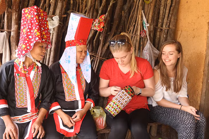 Making Dao ethnic people’s traditional embroidery costumes 