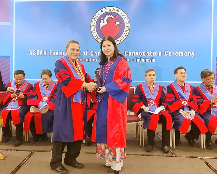 A doctor from Quang Ninh, Nguyen Thi Thoa, is admitted as a member of the Southeast Asia Heart Federation.