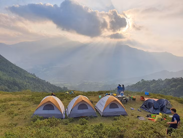 With imposing mountain landscape, Cao Ly, Cao Xiem, and Cao Ba Lanh are ideal places for camping. 