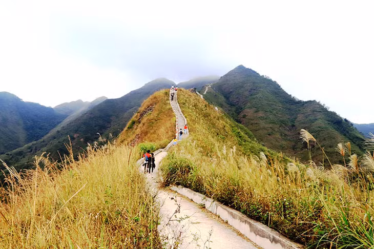 Road to the land marker 1305, considered as “dinosaur backbone”, an attractive spot for tourists 