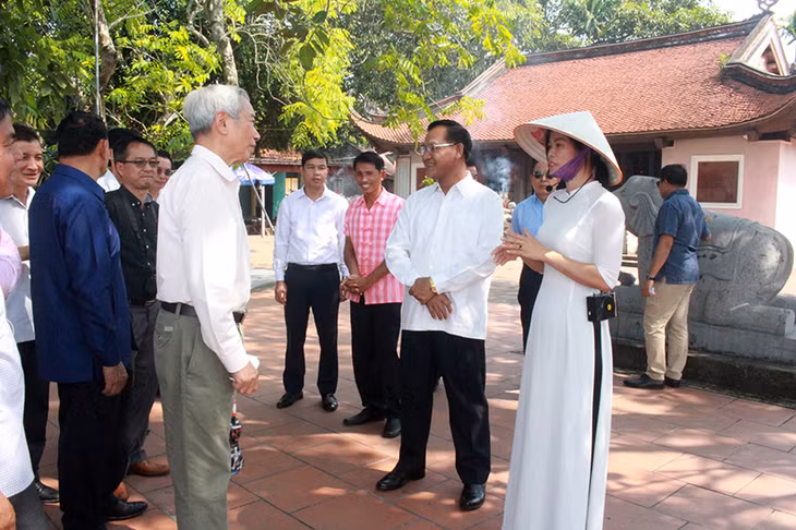 Vice chairman of Lao Front for National Construction visited Quang Yen town.