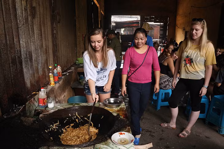 Leaning how to cook fried noodles, only in Dong Van Market 