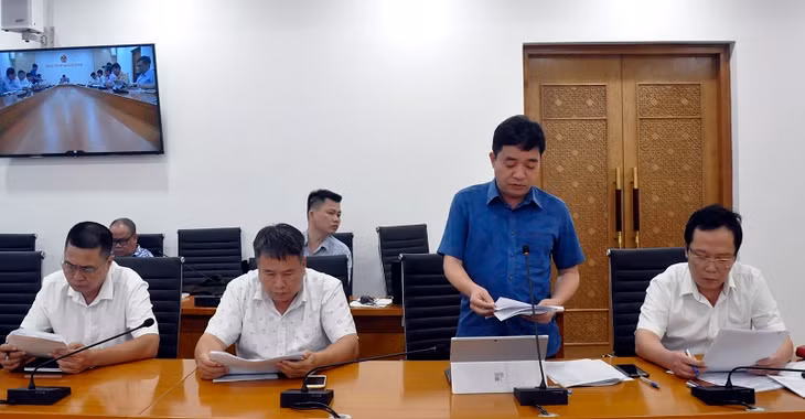 A representative of the Department of Transport contributes ideas