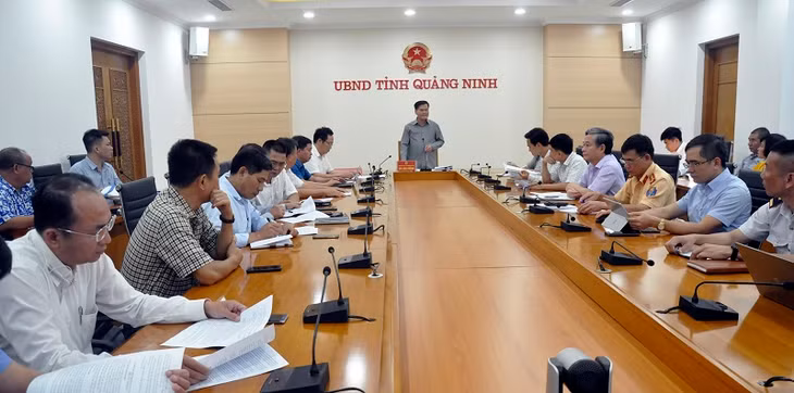 Vice Chairman of Quang Ninh People’s Committee Bui Van Khang gives a speech