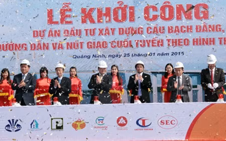  Deputy Prime Minister Hoang Trung Hai (M) yesterday broke ground on the construction of Bach Dang Bridge and its connecting road. — Photo VNA