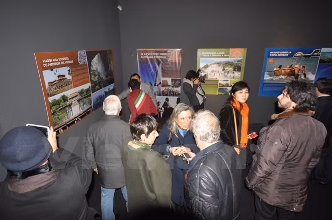  Visitors at the exhibition. (Photo: VNA)