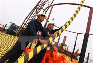 Workers connect an undersea power cable with Quang Ninh's northeastern island communes (Photo: VNA)