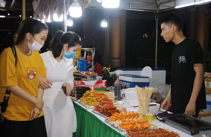 The festival brings together nearly 100 booths displaying a variety of local products.